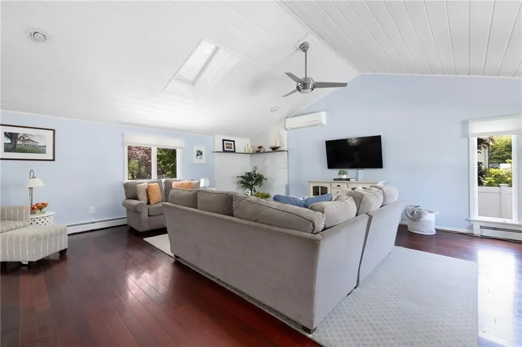 8 School House Road Narragansett RI 02882