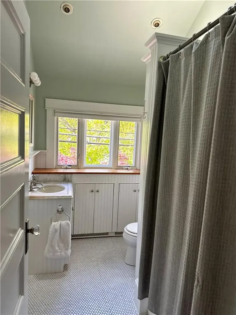 79 Bayside Avenue Warwick RI 02888