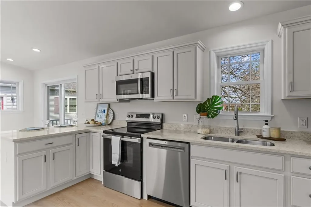 64 Burnside Avenue Narragansett RI 02882