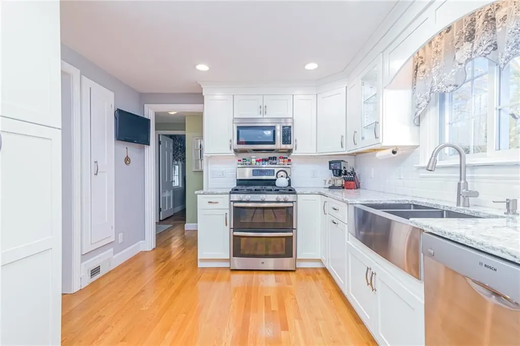 251 Crestwood Road Warwick RI 02886