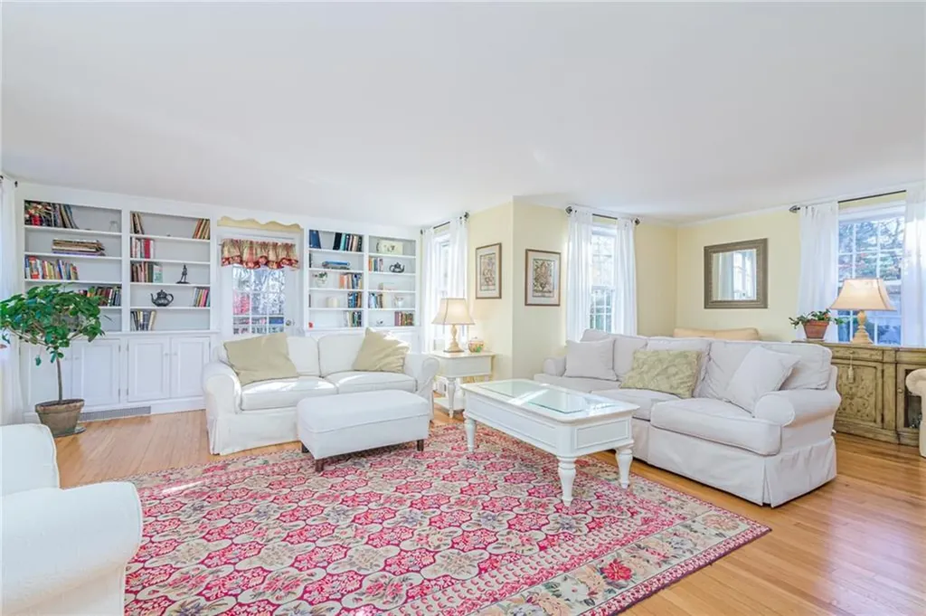 251 Crestwood Road Warwick RI 02886