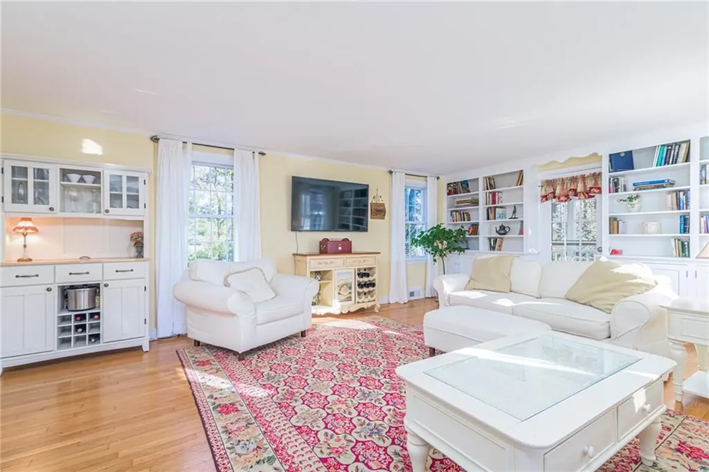 251 Crestwood Road Warwick RI 02886