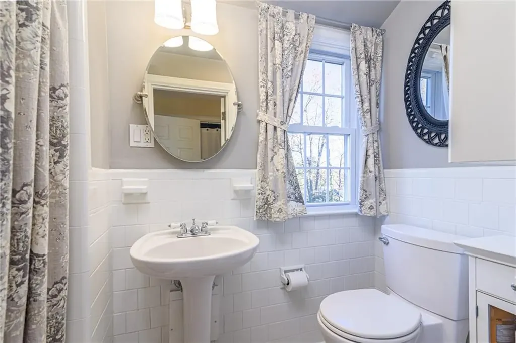 251 Crestwood Road Warwick RI 02886