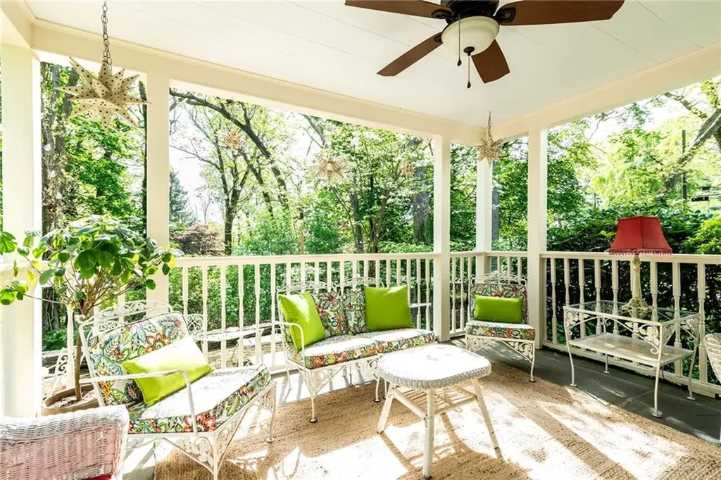 251 Crestwood Road Warwick RI 02886