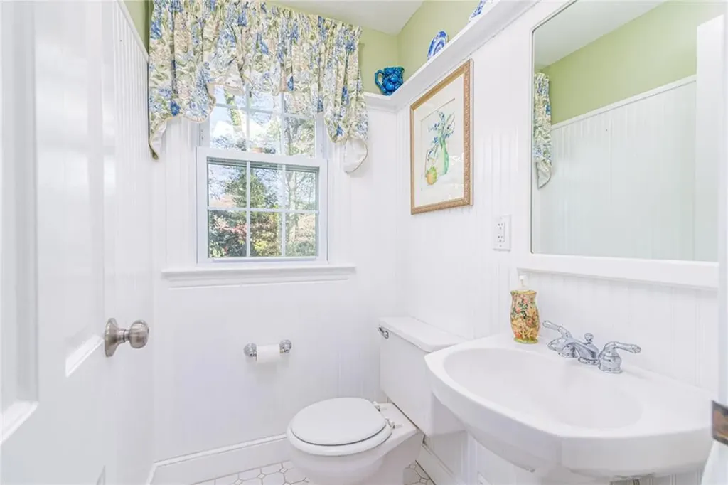 251 Crestwood Road Warwick RI 02886