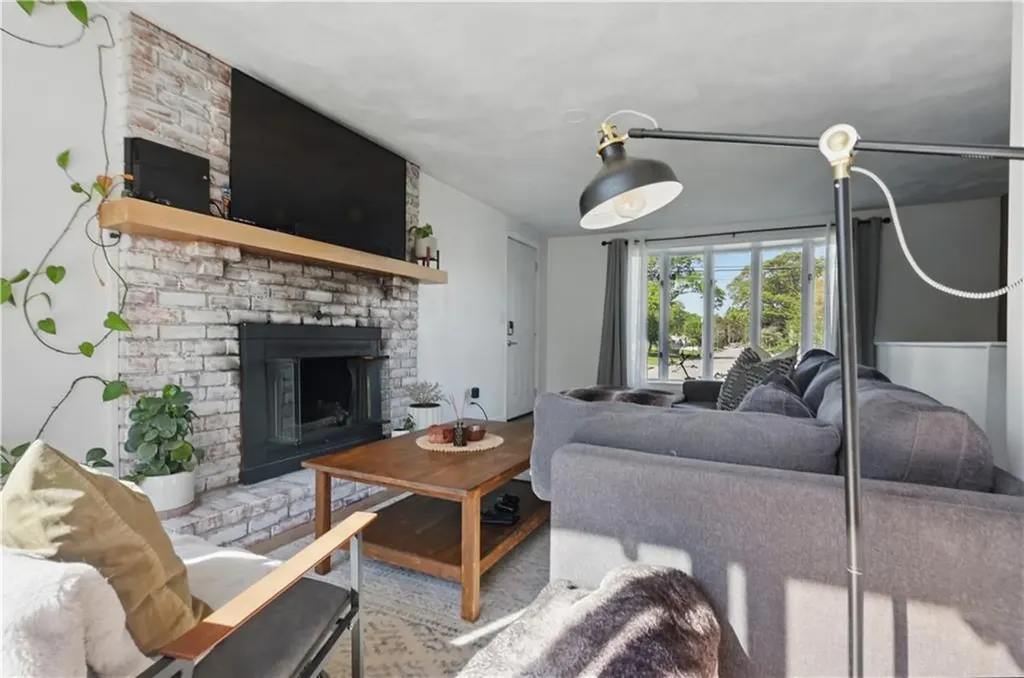 102 Julian Road Warwick RI 02889