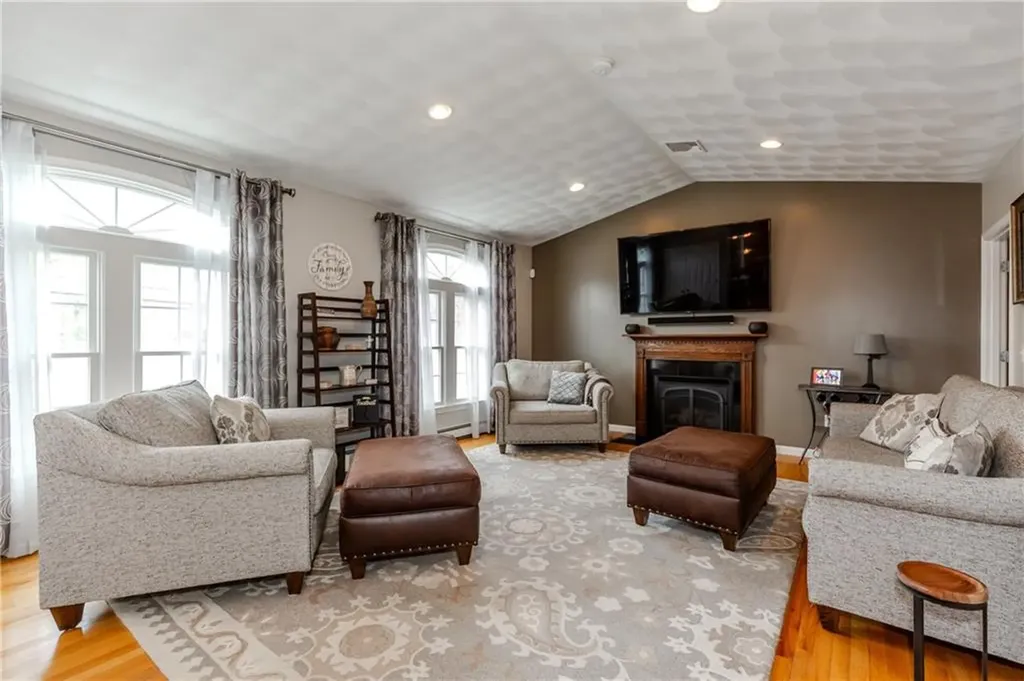 50 Thunder Trail Cranston RI 02921