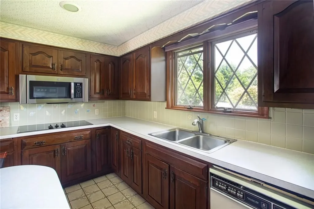 74 Kenyon Road Tiverton RI 02878