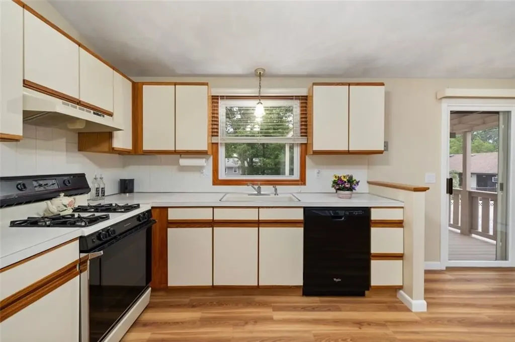 9 Daisy Court Cranston RI 02920