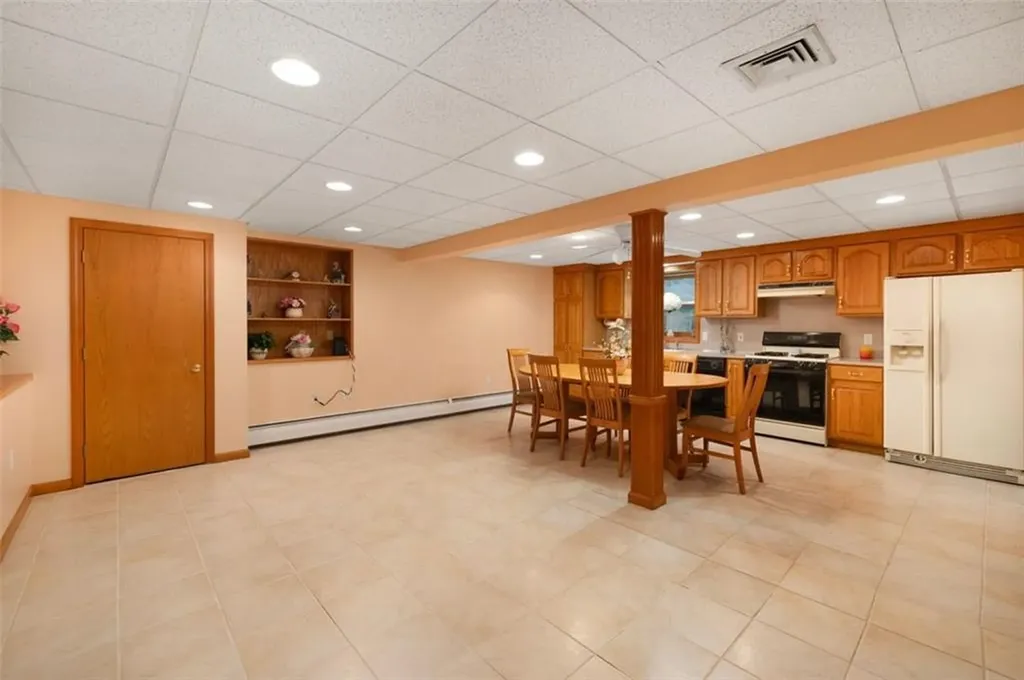 9 Daisy Court Cranston RI 02920
