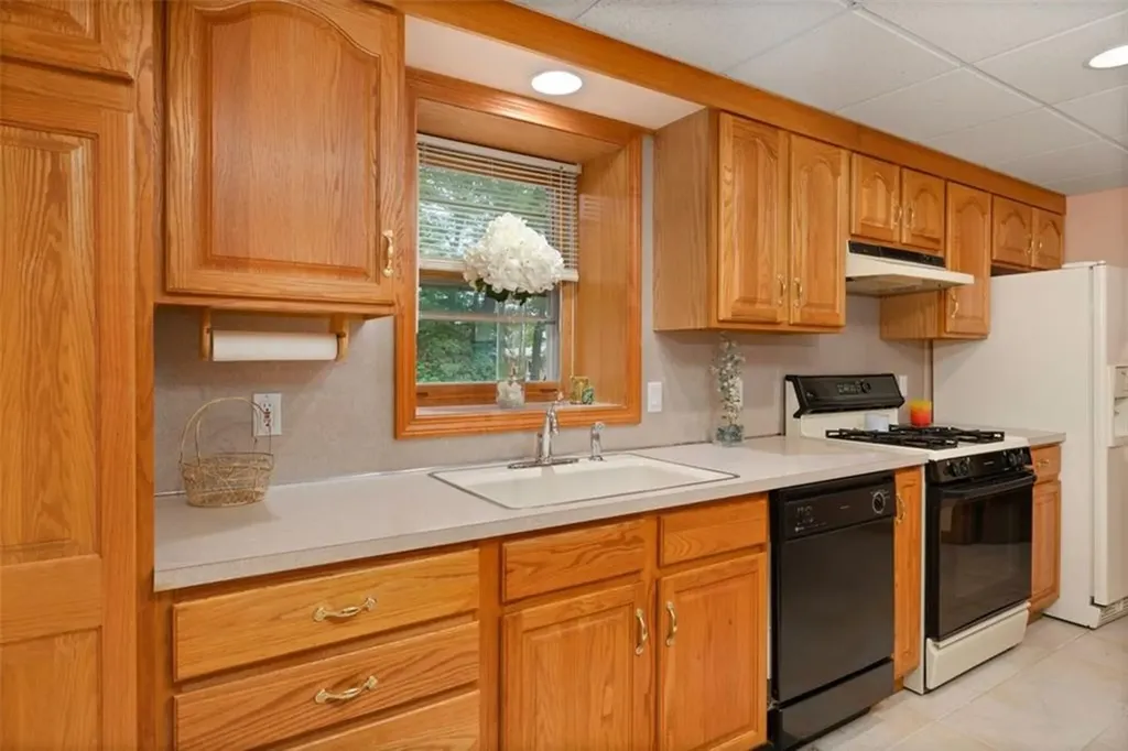 9 Daisy Court Cranston RI 02920