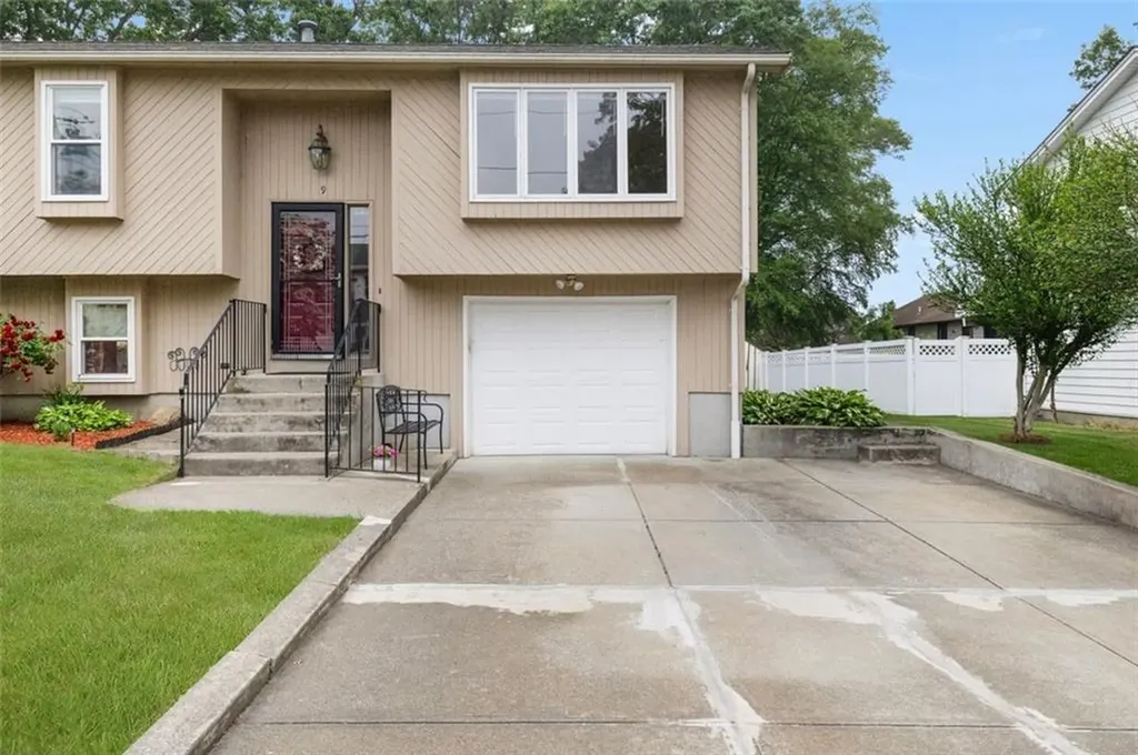9 Daisy Court Cranston RI 02920