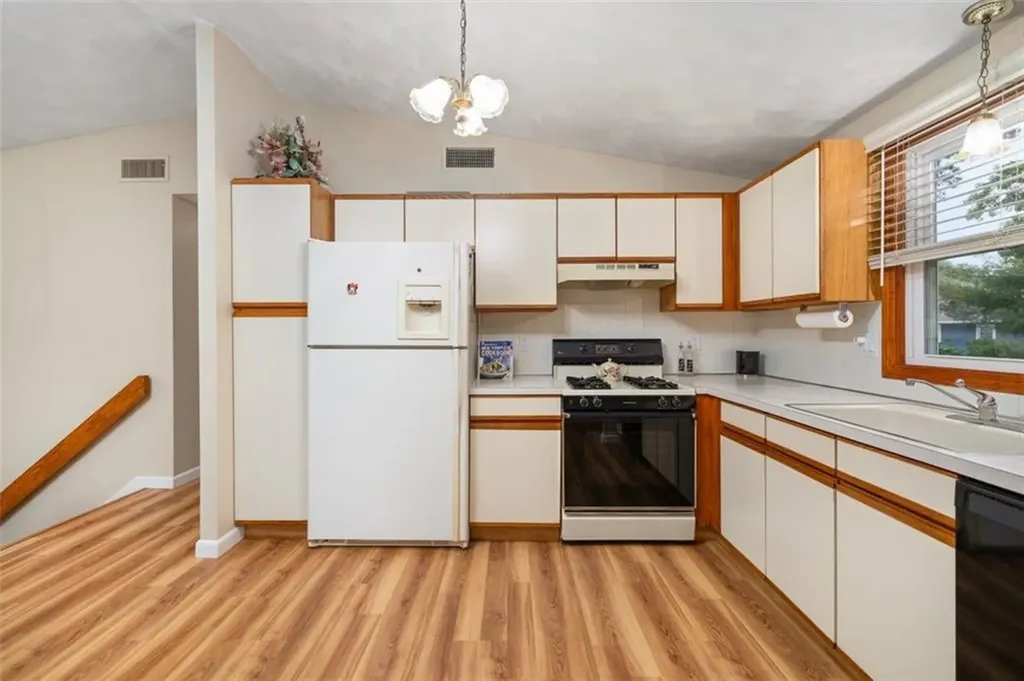 9 Daisy Court Cranston RI 02920