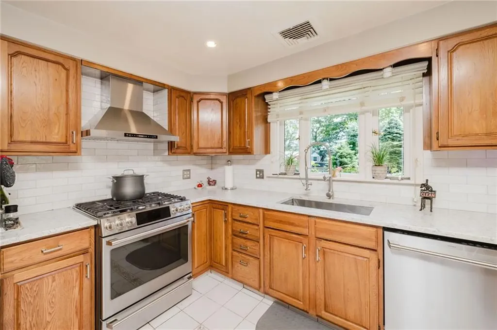 35 Williams Street Lincoln RI 02865