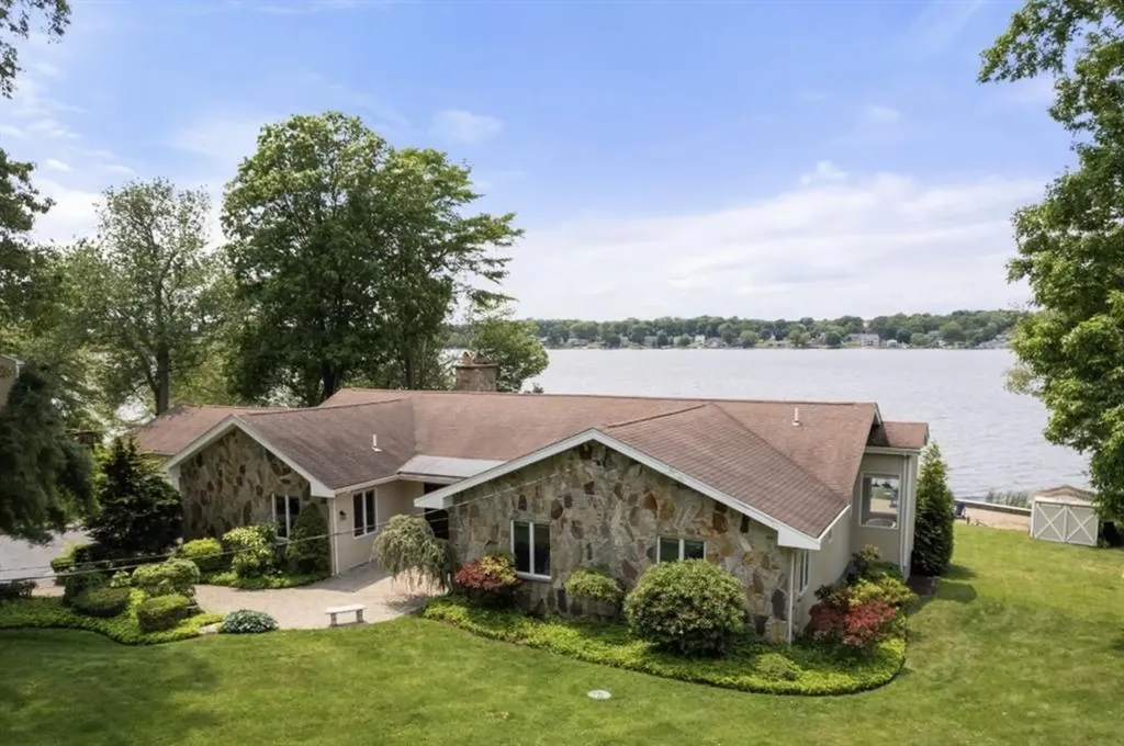 41 Plymouth Boulevard Westport MA 02790