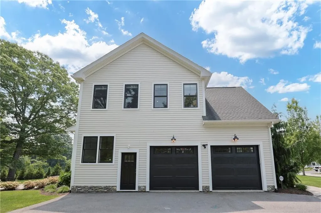 2 Bluemead Farm Lane Barrington RI 02806