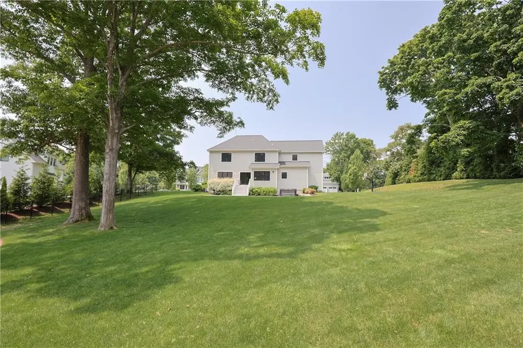 2 Bluemead Farm Lane Barrington RI 02806