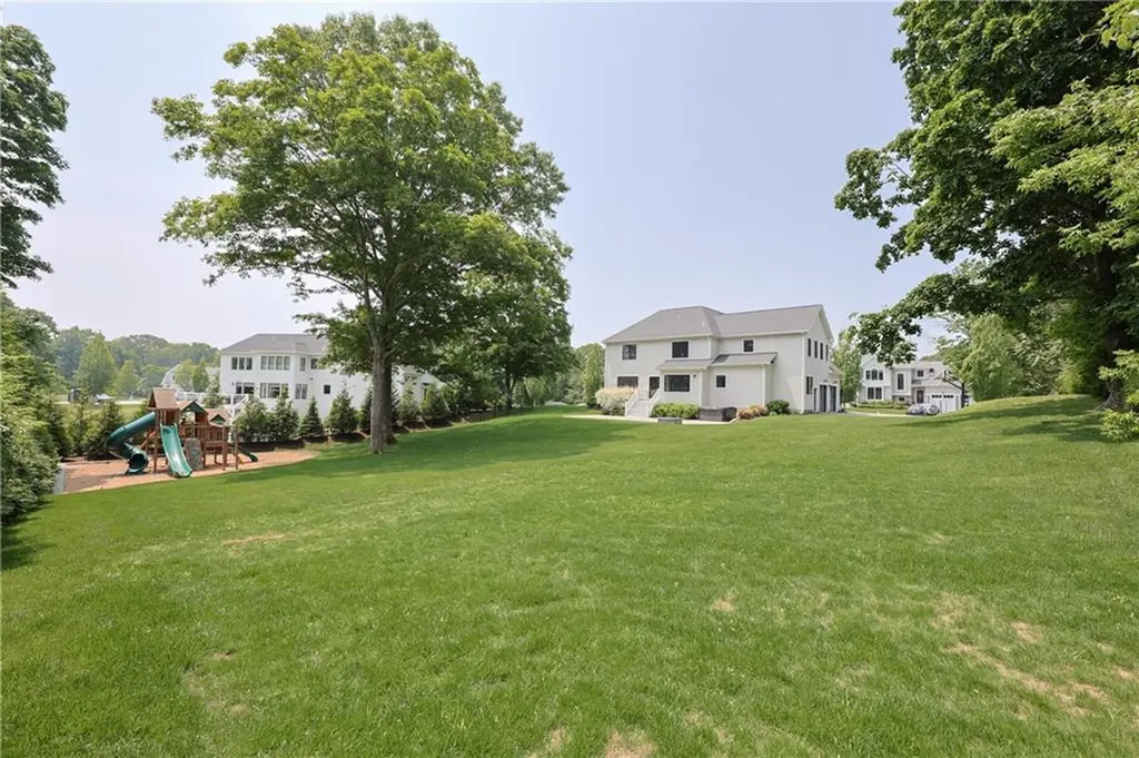 2 Bluemead Farm Lane Barrington RI 02806