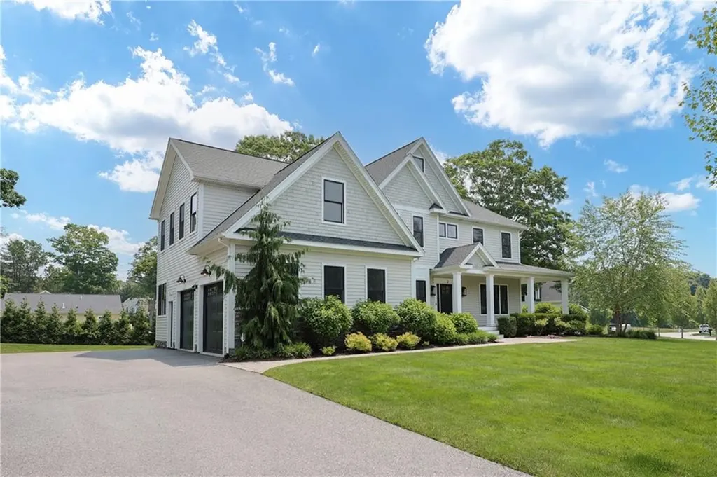 2 Bluemead Farm Lane Barrington RI 02806