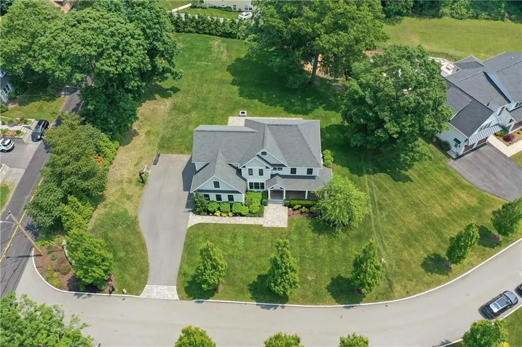 2 Bluemead Farm Lane Barrington RI 02806