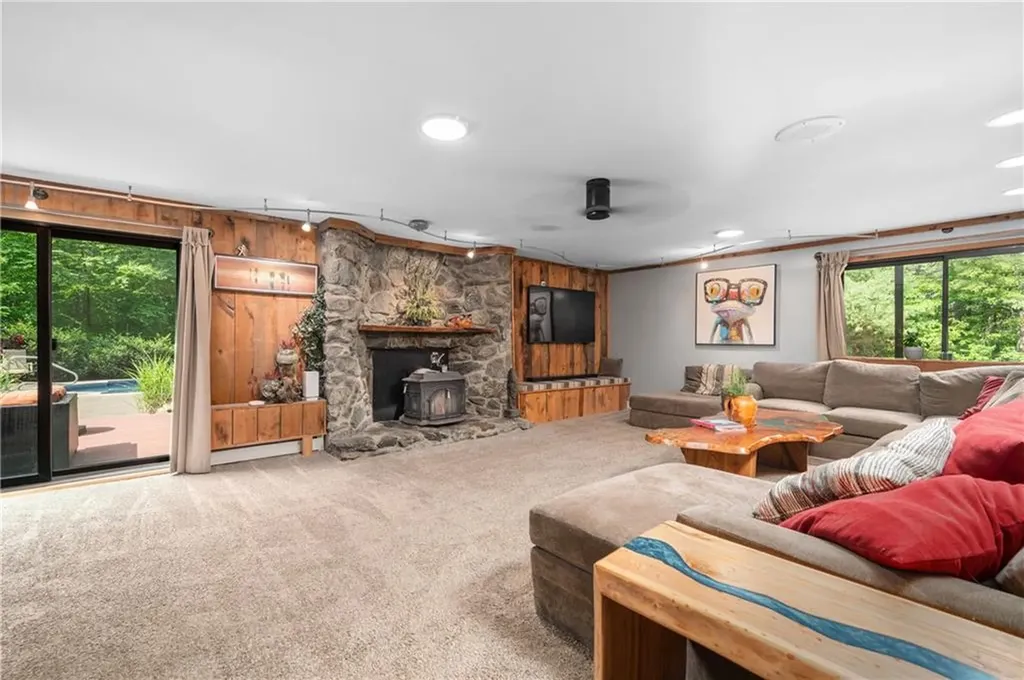 24 Lincoln Drive North Smithfield RI 02896