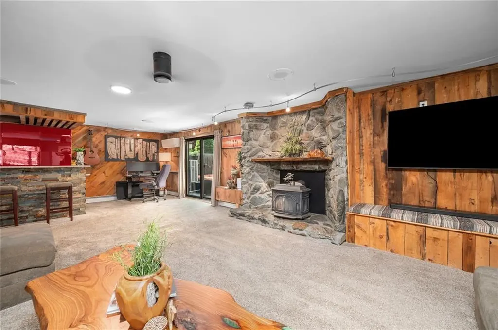 24 Lincoln Drive North Smithfield RI 02896