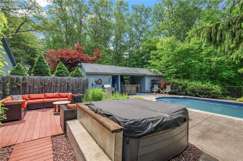 24 Lincoln Drive North Smithfield RI 02896