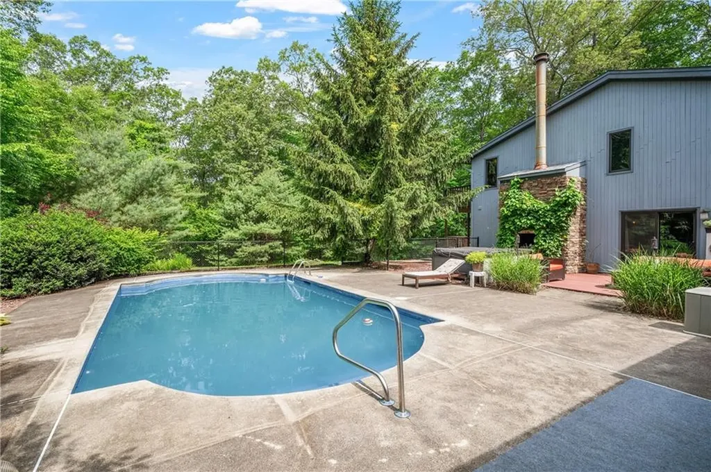 24 Lincoln Drive North Smithfield RI 02896