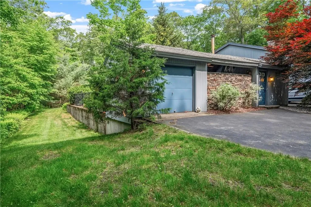 24 Lincoln Drive North Smithfield RI 02896