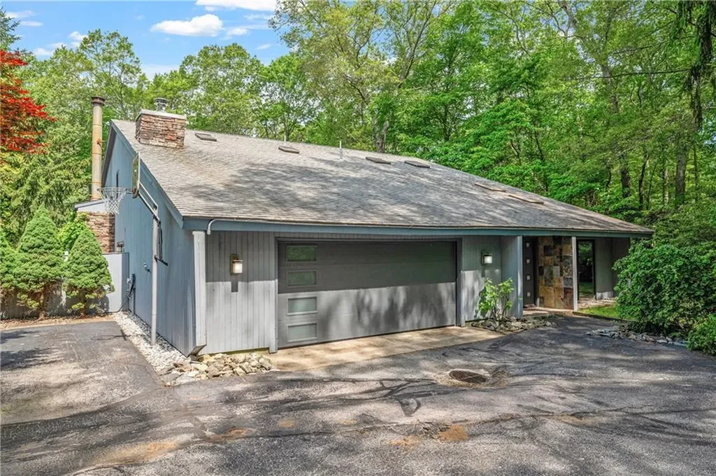 24 Lincoln Drive North Smithfield RI 02896