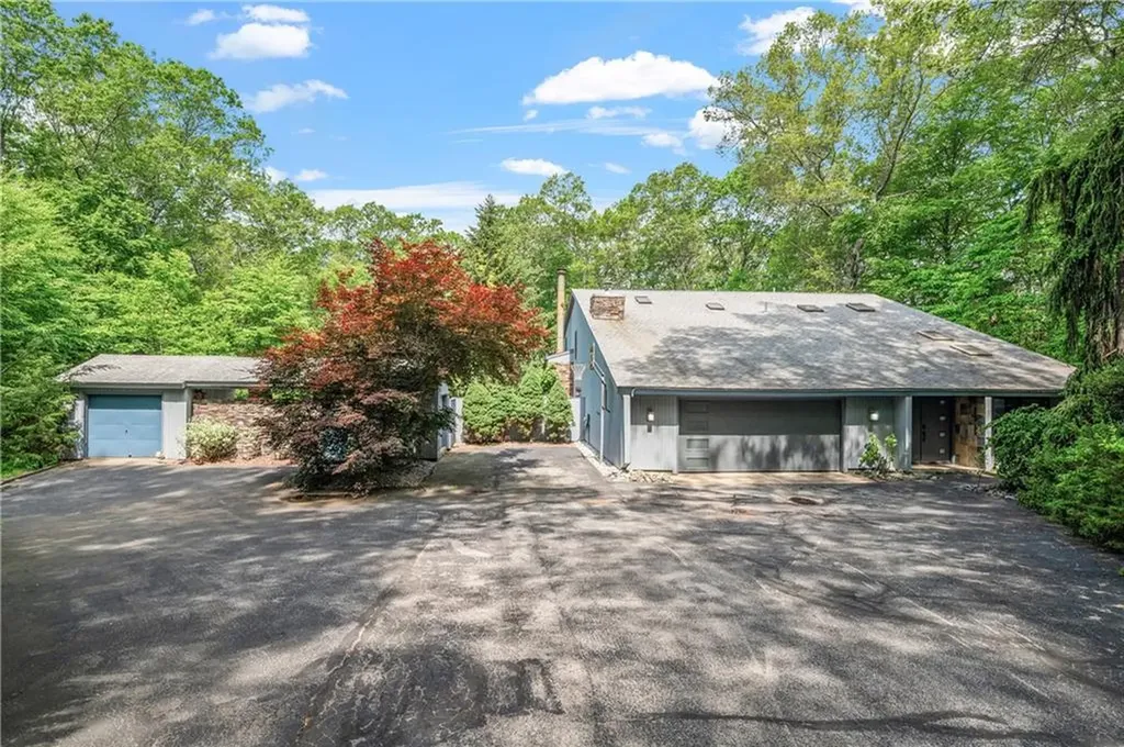 24 Lincoln Drive North Smithfield RI 02896