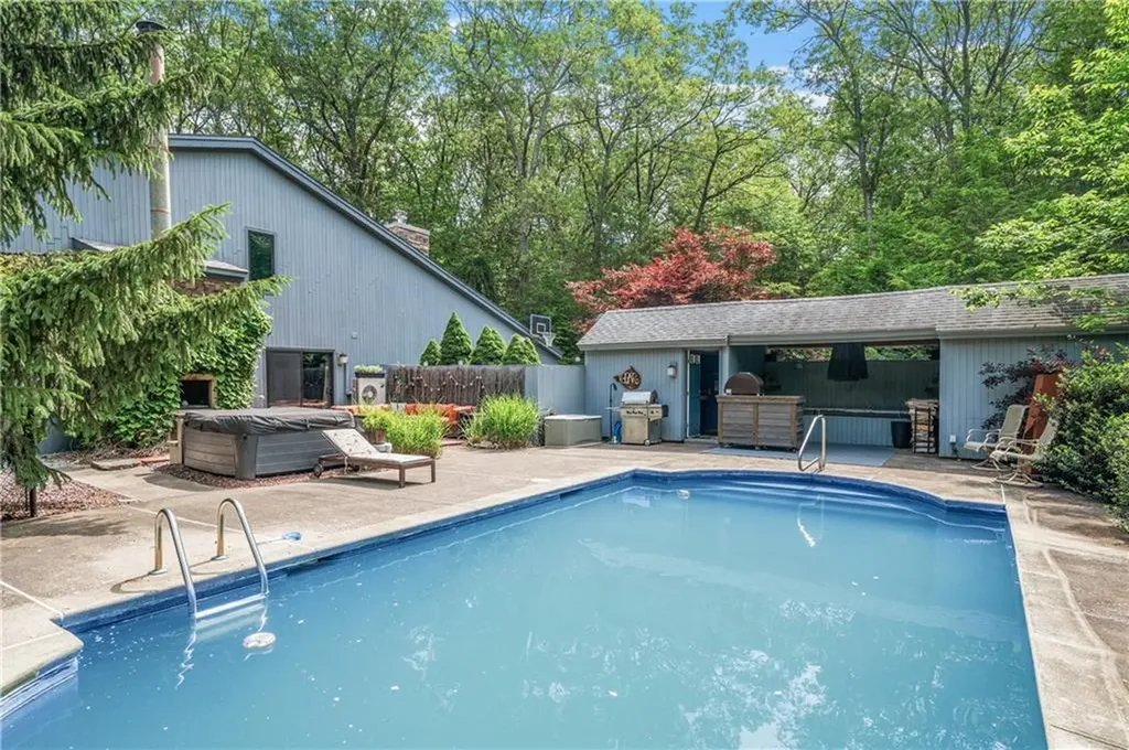 24 Lincoln Drive North Smithfield RI 02896