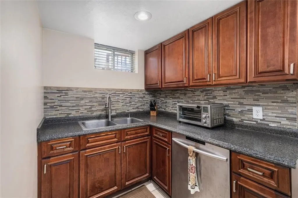 105 Overland Avenue Cranston RI 02910