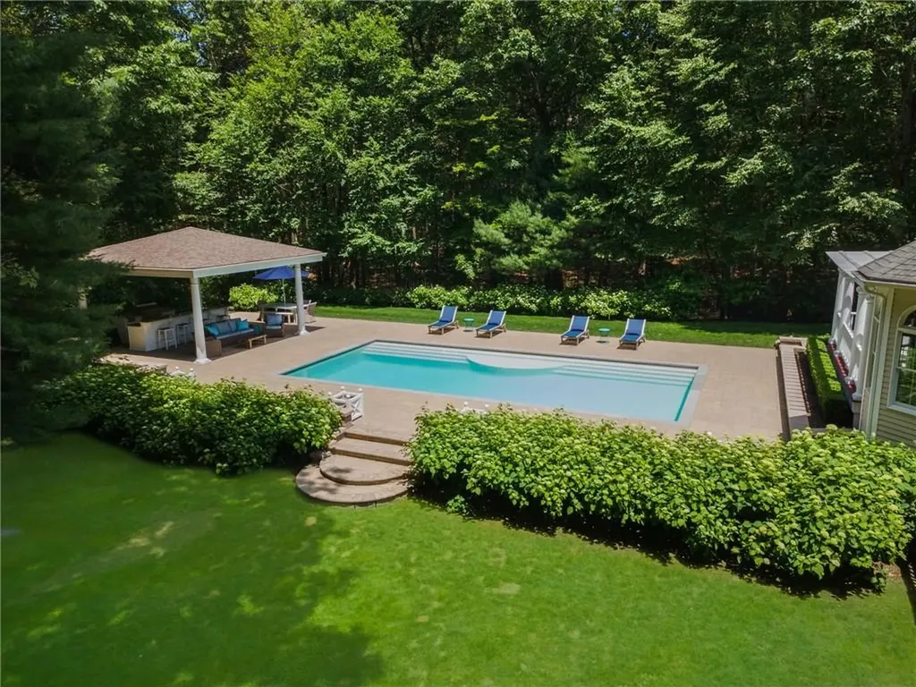 4 Brookfield Court East Greenwich RI 02818