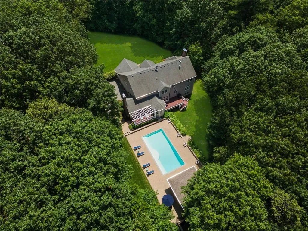 4 Brookfield Court East Greenwich RI 02818