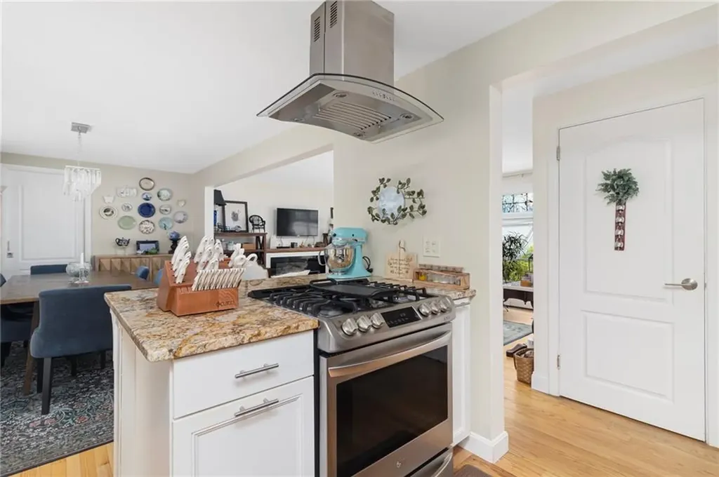 17 Lee Street Cranston RI 02920