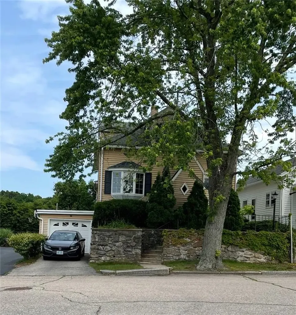 37 Kermit Street Woonsocket RI 02895