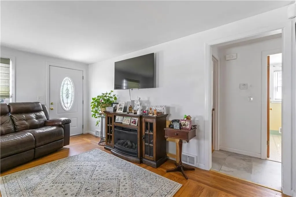 75 Crescent Avenue Cranston RI 02910