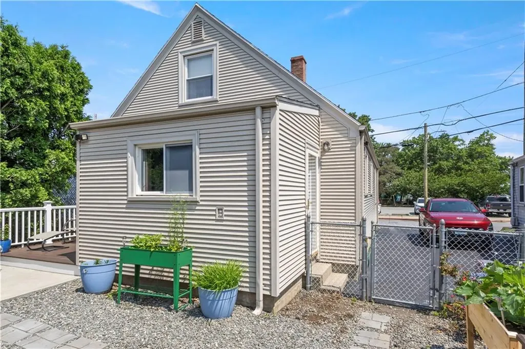 75 Crescent Avenue Cranston RI 02910