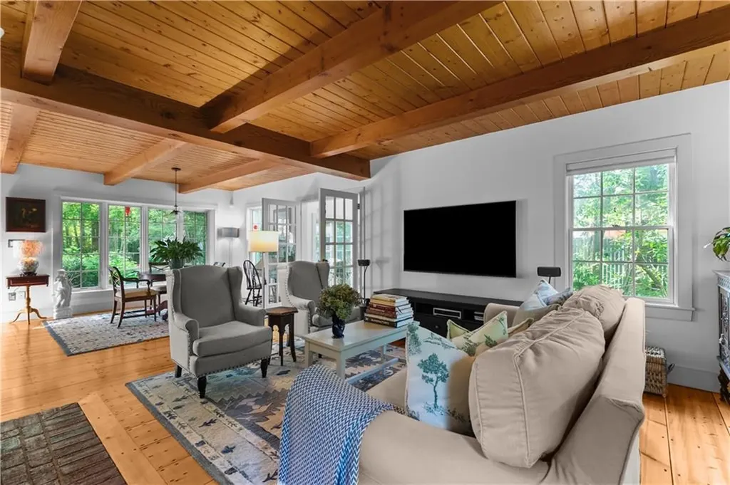 1912 Crandall Road Tiverton RI 02878