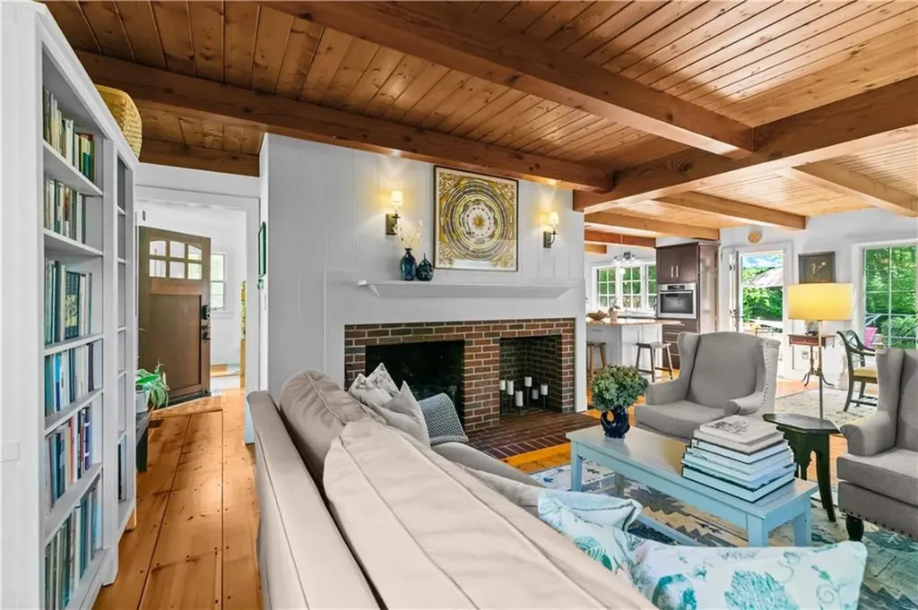 1912 Crandall Road Tiverton RI 02878