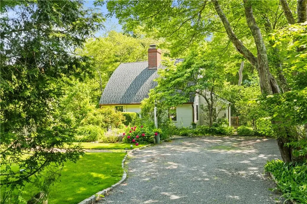 1912 Crandall Road Tiverton RI 02878