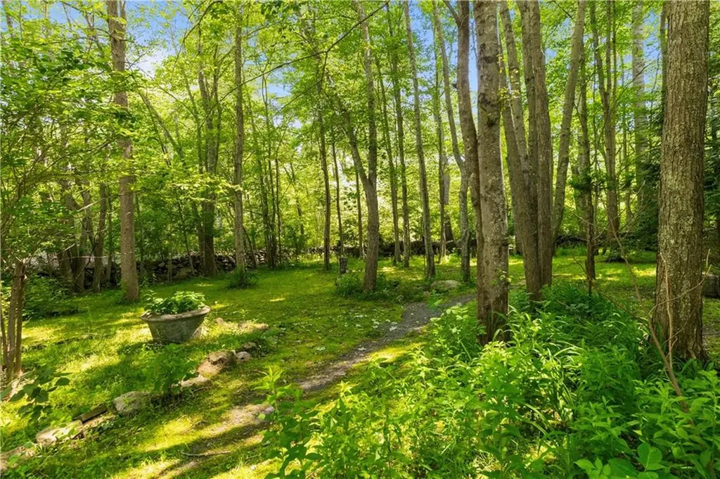 1912 Crandall Road Tiverton RI 02878