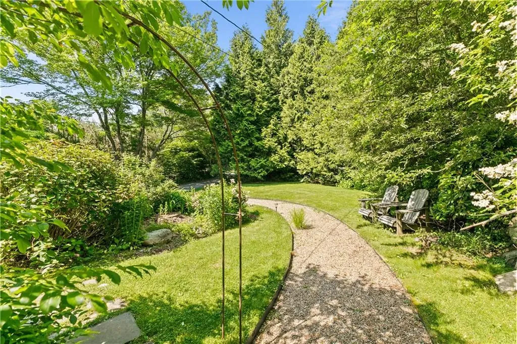 1912 Crandall Road Tiverton RI 02878