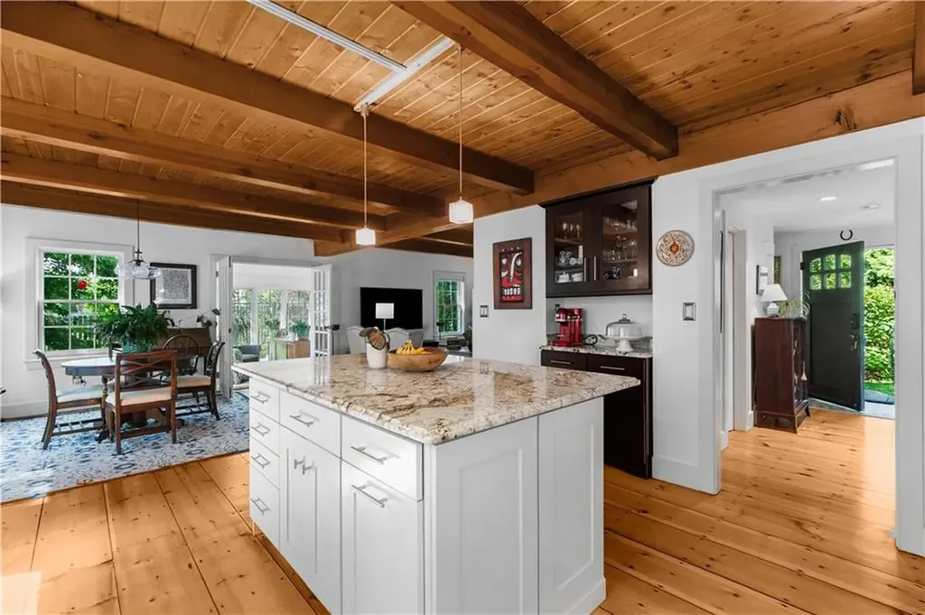 1912 Crandall Road Tiverton RI 02878