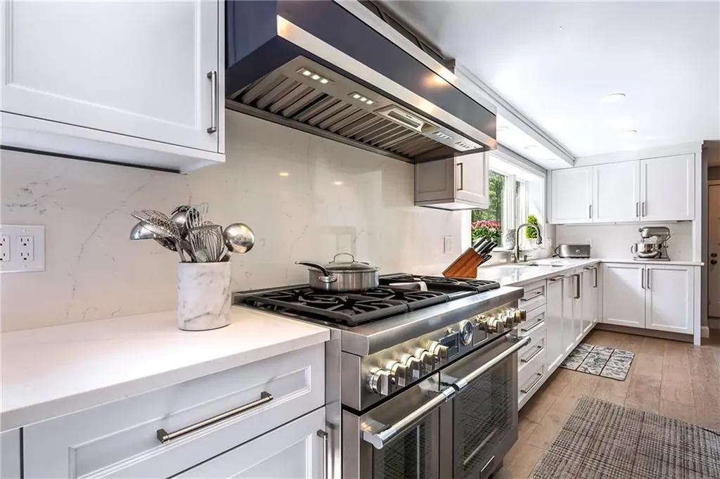 65 Knotty Pine Road Tiverton RI 02878