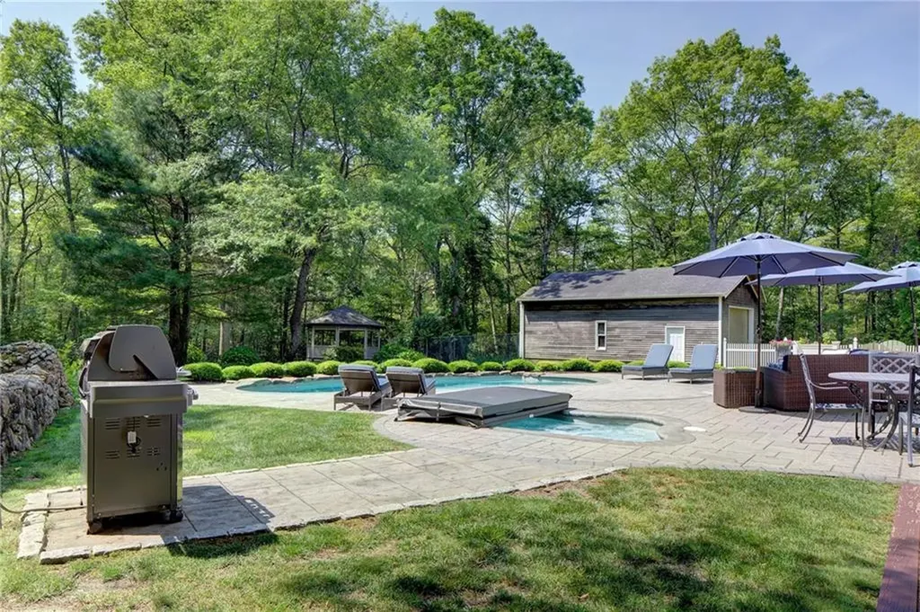 65 Knotty Pine Road Tiverton RI 02878