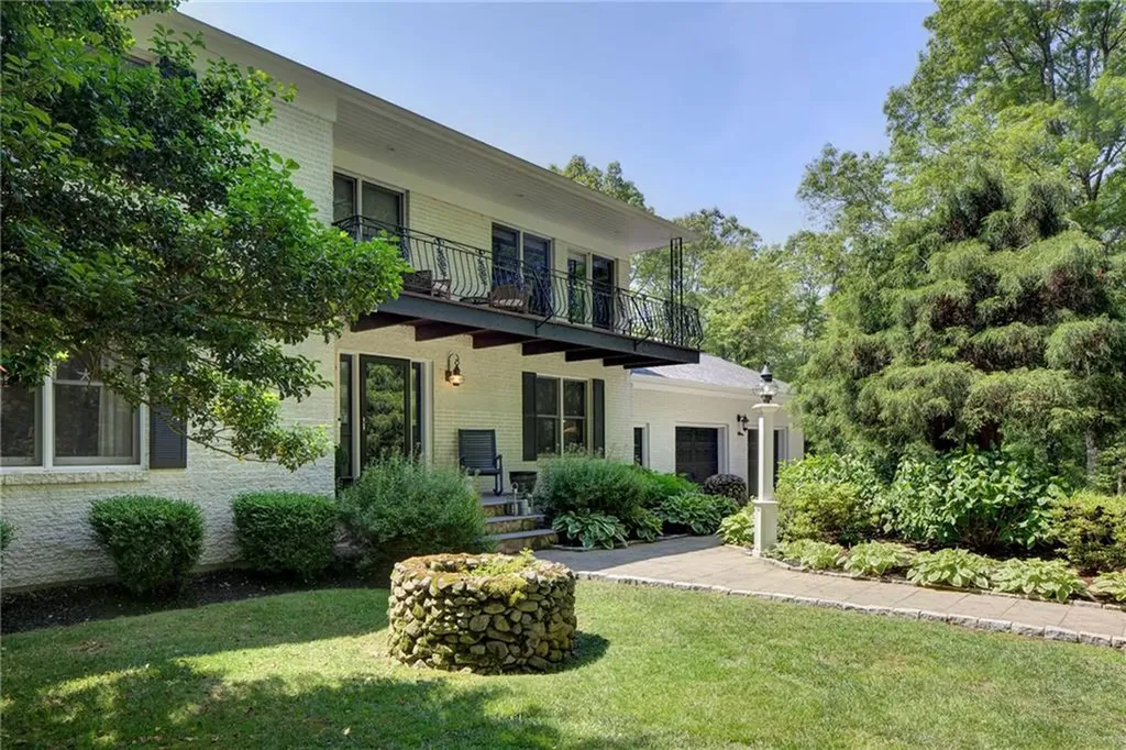 65 Knotty Pine Road Tiverton RI 02878