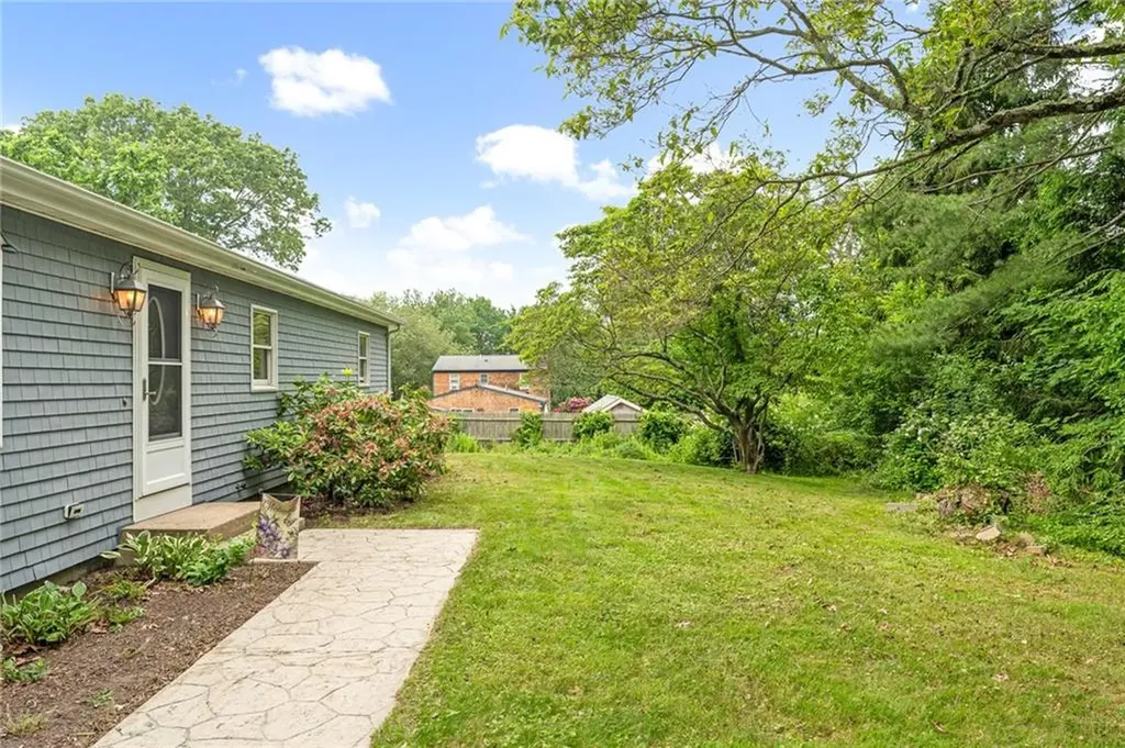 25 Dinonsie Way South Kingstown RI 02879