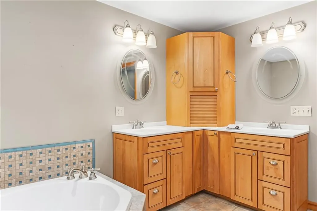 25 Dinonsie Way South Kingstown RI 02879